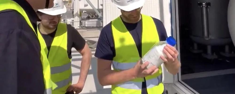 Ineratecs medarbetare granskar anläggningens första produktion av "FT-Crude".
Foto: Ineratec