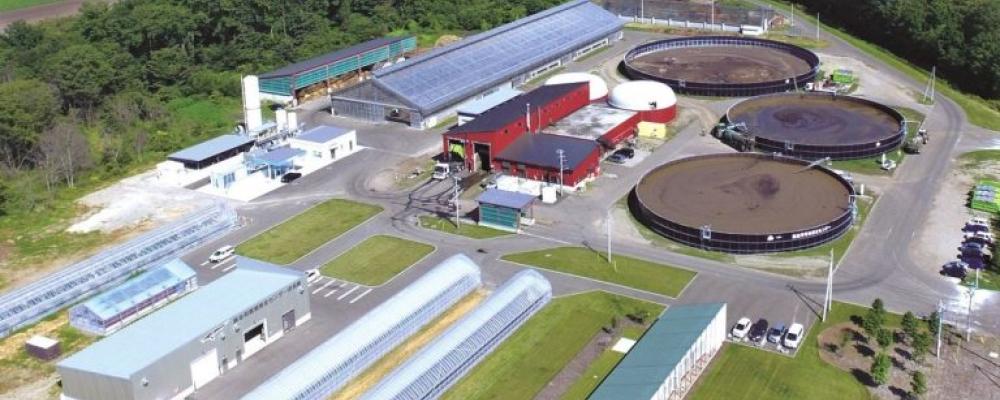 Vid Shikaoi Hydrogen Farm produceras vätgas från kogödsel. Varje år genereras omkring 20 miljoner ton gödsel på Hokkaidō. Foto: Staden Shikaoi