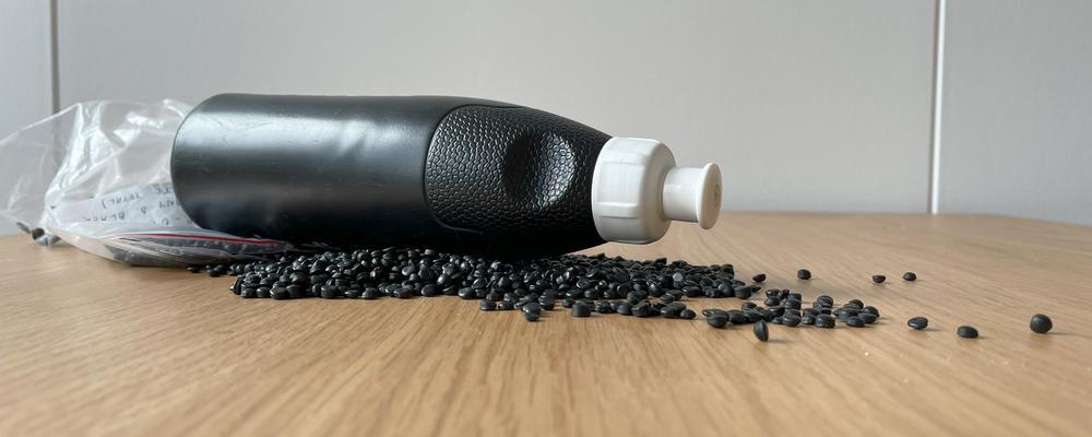 En enda pellet av återvunnen plast kan innehålla över 80 olika kemikalier. Foto: Olof Lönnehed