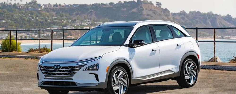 De vanligaste bilmodellerna med vätgasdrift är Toyota Mirai och Hyundai Nexo. Även Honda CR-V e:FCEV finns tillgänglig för leasing i begränsade mängder. BMW har även utvecklat sin vätgasbil iX5 Hydrogen. 
Bilden visar 2024-års modell av Hyundai's vätgasdrivna fordon Nexo. Foto: Jay McNally/McNally Multi Media/Hyundai