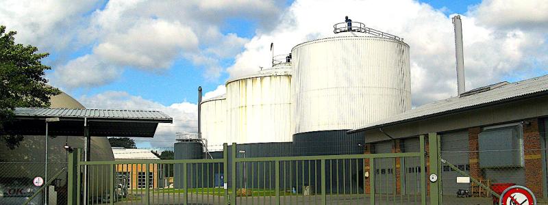 Biogasanläggning i Spøring norr om Aarhus (Danmark); Aktieselskabet Bånlev Biogas. Bånlev står för Biogas Århus Nord Leverantörsförening, tidigare Århus kommuns Biogasanläggning. Foto: Wikipedia Common. Kredit: Nico