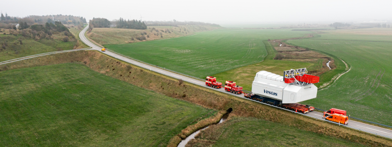 Transport av en nacelle. Vestas fabrik av naceller kommer att byggas nära polska staden Szczecin. Dessa så kallade naceller är husenheter som skyddar olika andra komponenter som i sin tur är nödvändiga för vindkraftsdriften. Foto: Vestas