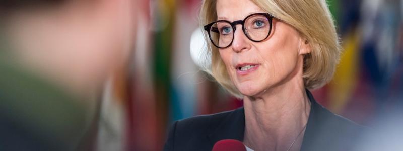 Geert Vanden Wijngaert/AP/TT: Finansminister Elisabeth Svantesson (M) på väg in till tisdagens EU-möte i Bryssel.