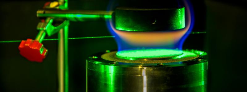 Kennet Ruona/TT: Förbränning av olika ämnen studeras med hjälp av grön laser i laserlabbet på Lunds Tekniska Högskola.