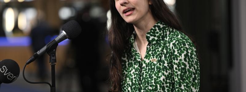 Henrik Montgomery/TT: Miljöminister Romina Pourmokhtari (L) vid ankomsten till EU:s miljöministermöte.