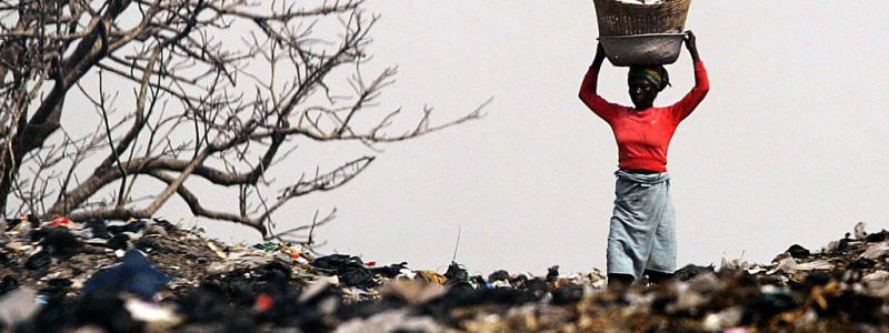 Schalk van Zuydam/AP/TT: En kvinna på en soptipp utanför Lomé i Togo. Mängder av europeiskt textilavfall hamnar i slutändan i Afrika. Arkivfoto.