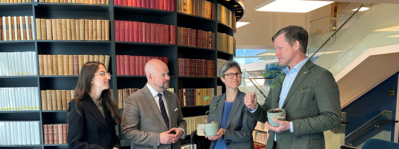 WWFs generalsekreterare Gustaf Lind (till höger) och Naturskyddsföreningens ordförande Johanna Sandahl överlämnade ett skogsupprop med 40 000 namnunderskrifter till klimat-och miljöminister Romina Pourmokthari och landsbygdsminister Peter Kullgren. Foto: Regeringskanslet