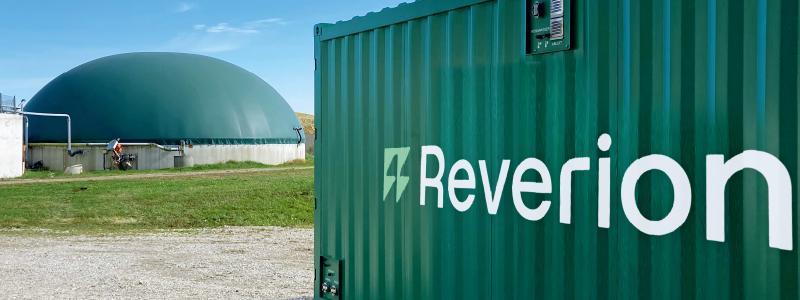 Bara att slå på – så skulle mottot för Reverions biogaskraftverk, som även kan förvandla överskottsenergin till vätgas. Den kompakta designen i en enda transportabel container gör tekniken enkel att använda. Därtill kommer den exceptionellt höga verkningsgraden på 80 procent, möjligheten till reversibel användning samt – med PC-baserad styrning från Beckhoff – sömlös datamonitorering, vilket är en förutsättning för en hög grad av automatisering. Källa: Reversion