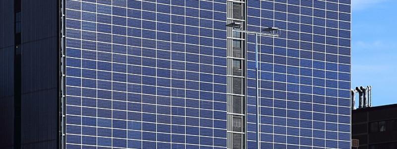 Solpaneler vid kraftverk i finska Uleåborg. Södra väggen på Toppila kraftverk är täckt med 827 solpaneler som producerar el med en maximal effekt på 270 kilowatt. Foto: Wikipedia Common Lic, Kredit: Estormiz