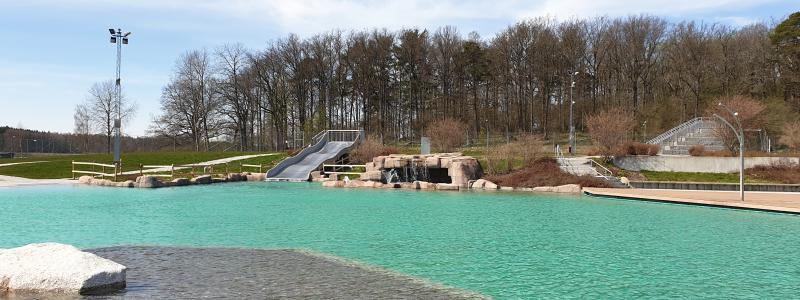 Midgårdsbadets utedel för sommaren. Inför den här säsongen har reningssystemet uppdaterats med den senaste tekniken. Foto: Sigtuna kommun
