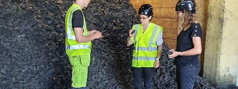 Enviros Maria Tellblom visar docent Martin Seemann och Nidia Diaz runt i Enviros Anläggning i Åsensbruk. Foto: Enviro