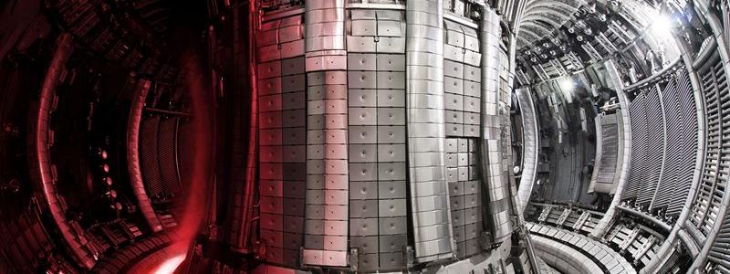 En illustration av hur fusionsreaktorn JET ser ut under ett försök med 100 000 grader varm plasma. Foto: UKAEA, UK Atomic Energy Authority