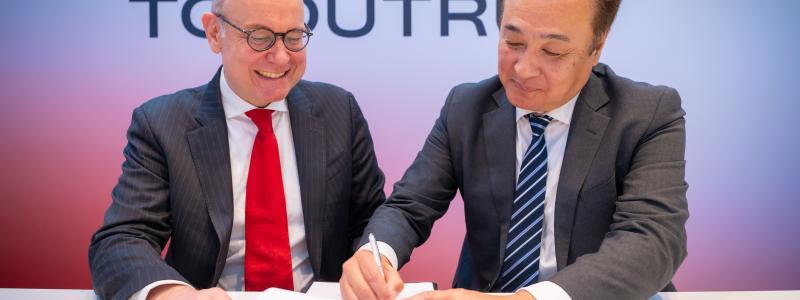 Undertecknande av avsiktsförklaringen. Joachim Braun, ABB, och Kevin Kenichi Hyuga, Sumitomo. Foto: ABB