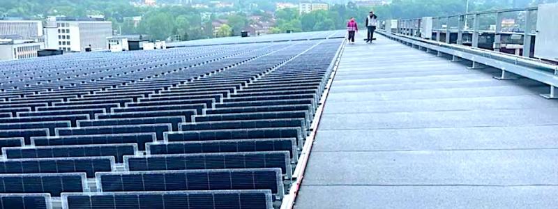 Solpanelerna täcker en yta på över 2 500 kvadratmeter på Ullevaal Stadions bitumentak. Foto: Över Easy Solar