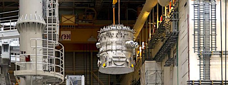 Den första av de fem extra kylboxar som krävs för att distribuera kylvätskor till olika ''mottagare'' inuti ITER-maskinen överfördes nyligen till Tokamak-byggnaden. Foto: ITER