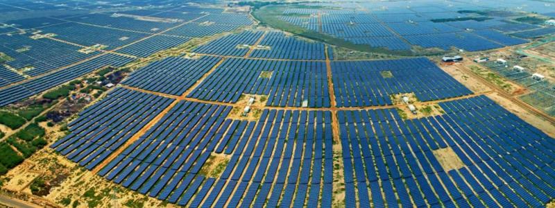 När allt är färdig kommer Khavda RE park att kunna göra anspråk på titeln som den största förnybara energianläggningen globalt, kapabel att årligen försörja 16,1 miljoner hem med ström. Foto: Adani Group