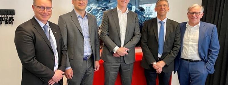 Vid undertecknandet av avtalet närvarade Roger Hahne, enhetschef för teknik på LKAB, Martin Zappe, chef för Salzgitters SALCOS-program, Gunnar Groebler, styrelseordförande för Salzgitter, Jan Moström, koncernchef och vd på LKAB samt Michael Reuber, marknadsdirektör på Salzgitter. Foto: Salzgitter AG