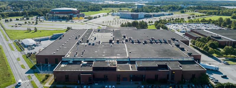 Bayer öppnade denna fabrik i Artukais år 2021. Nu ska dess stora tak förses med solpaneler. Arkivbild.
Bild: Bayer Nordic