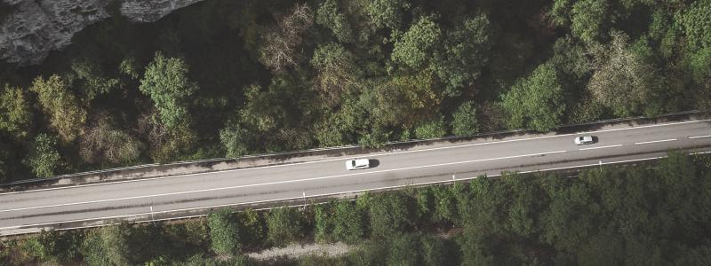 I takt med att försäljningen av elbilar ökar efterfrågas också miljövänliga elbilbatterier. Foto: tulen travel/unsplash
