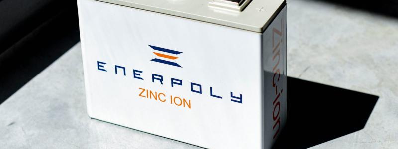 Enerpoly utvecklar och tillverkar zink-jonbatterier för att erbjuda banbrytande prisvärdhet i stationär lagring. Den patenterade teknologin förnyar laddningsbarheten hos det engångsbrukade zink-mangan-alkaliska batteriet – en kemi som har dominerat primärbatteriindustrin som en enkel, välfungerande och ekonomisk lösning i mer än ett halvt sekel. Foto: Enerpoly