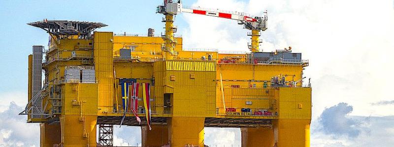 Den gamla goda tiden. Mighty Servant 1 tunglyftsfartyg som transporterar DolWin beta offshore HVDC-omvandlarplattform vid Haugesund, Norge. Den hade en kapacitet på 900 megawatt och levererade ström från 240 vindkraftverk i Nordsjön från och med andra kvartalet 2016. Foto: Wikipedia Common, kredit: Sten Dueland