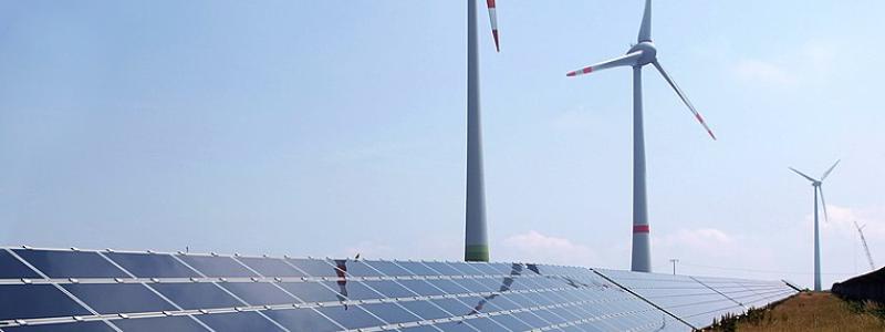 Vindkraftparken "Schneebergerhof" i Tyskland (Rheinland-Pfalz). I förgrunden tunnfilms solceller. I mitten en vindturbin Enercon E-66 (1,5 MW), till höger Enercon E-126 (7,5 MW) och längst till höger ytterligare en E-66. Foto: Wikipedia Common, Kredit: Kuebi = Armin Kübelbeck