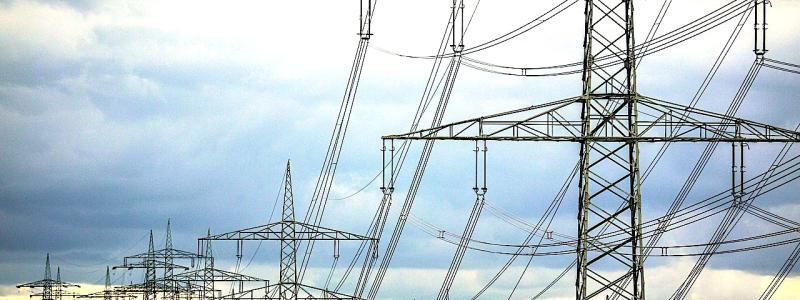 Den snabba utbyggnaden av förnybar energi har gjort att det nu krävs stora investeringar i elnätet för att hantera den ökade mängden el från sol och vind. Elnätet behöver moderniseras och byggas ut för att kunna transportera elen från produktionsplatserna till konsumenterna, vilket innebär stora utmaningar även för de största energibolagen. Foto: Creative Commons Lic, pixabay, kredit: MonikaP