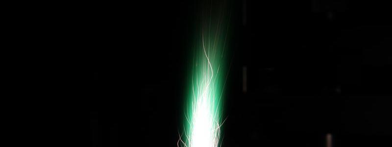 Foto av järnpartiklar som förbränns. Eller mer detaljerat (på engelska): Photograph of burning iron particles as fuel piloted with a methane and air premixed flame operated in a Bunsen-type burner. Foto: Zhongshan Li