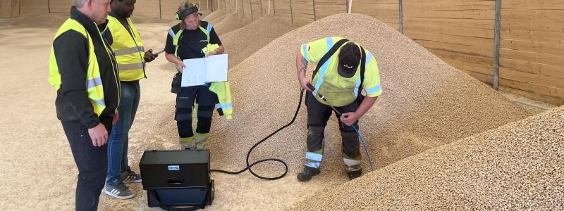 Projektdeltagare från Solör Bioenergi och Karlstads universitet på plats i pelletsfabriken i Älvdalen. Foto: Solör