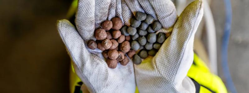 Oxiderade järnpellets (vänster) och järnsvamp efter vätgasreduktion (höger). Foto: GreenIron