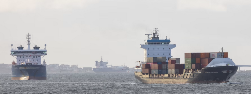 En stor del av Göteborgs hamns fartygstrafik går till, från eller via Rotterdams hamn. Här med fartyget X-Press Mulhacen. Bild: Göteborgs Hamn AB.