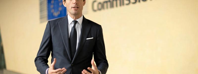 Enligt Wopke Hoekstra, EU-kommissionär för klimatfrågor, planerar vätgasbanken att genomföra en auktion på 1,2 miljarder euro (1,26 miljarder dollar) med start den 3 december. Auktionen syftar till att tilldela fasta betalningar per kilogram förnybar vätgas som produceras av utvecklare inom EU, baserat på de lägsta buden i unionen. Europeiska kommissionen meddelade nyligen att Spanien, Litauen och Österrike tillsammans har åtagit sig att bidra med upp till 836 miljoner euro till Europeiska vätgasbankens plattform "Auctions-as-a-Service". Foto: Europeiska unionen/Bogdan Hoyaux