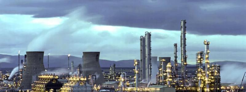 Grangemouths industrikomplex i Skottland. Brittiska regeringen utlovar 200 miljoner pund till omvandling av skotskt raffinader Grangemouth som kan bli centrum för vätgas- eller biodrivmedelsindustri efter omstridd nedläggning, säger brittiska premiärministern Keir Starmer. Foto: INEOS
