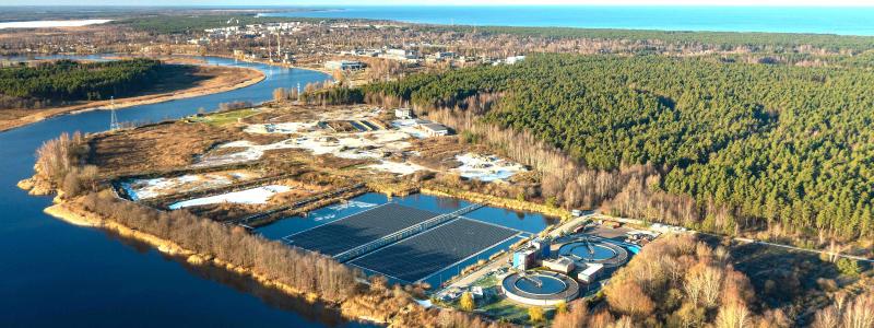 Staden Jurmala är omgiven av Lielupefloden, Rigabukten och Kemeri Nationalpark och består till 64% av naturområden. Eftersom det inte var möjligt att installera en solstation på marken, valdes en oanvänd damm som installationsplats. Foto: DEREX