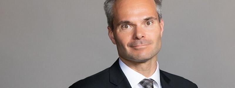 - Vi har redan en nästan helt fossilfri elmix, något vi har arbetat med under det senaste decenniet. Vårt mål nu är att fördubbla elproduktionen inom tio till femton år och bli den bästa platsen för rena industriinvesteringar, säger Kai Mykkänen, Finlands klimat- och miljöminister. Foto: Wikipedia Common. Kredit: Finlands regering, Valtioneuvosto