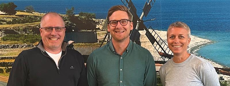 Martin Engdahl, Bintel, Gustav Löfgren, Kalmar Energi och Jennie Orton, Bintel, ser fram emot ett gott samarbete för en smart avfallshantering i regionen. Foto: Kalmar Energi