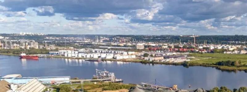 Terminalen förväntas vara i drift till 2030, vilket är tre år efter att det 2,2 gigawatt stora Neom-projektet för grön vätgas och ammoniak beräknas börja skeppa ammoniak. Detta projekt är baserat i Saudiarabien och Air Products har exklusiva rättigheter till dess produkter. Byggplatsen vid hamnen i Le Havre. Foto: Haropa Port/Marin David
