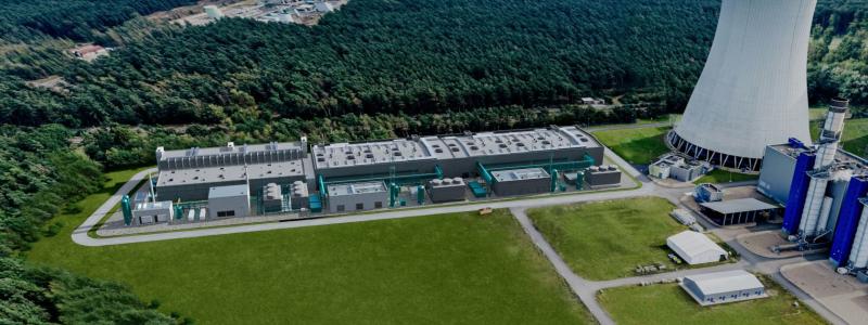Bilden visar en illustration av RWE:s framtida elektrolysatör i Lingen. Anläggningen utgör en central del av GET H2 Nukleus, ett gemensamt projekt där RWE samarbetar med flera partners för att integrera grön vätgas i industrins energisystem. Inledningsvis riktas produktionen till kunder i delstaterna Niedersachsen och Nordrhein-Westfalen, men till 2027 planeras även leveranser till Nederländerna. Bild: RWE