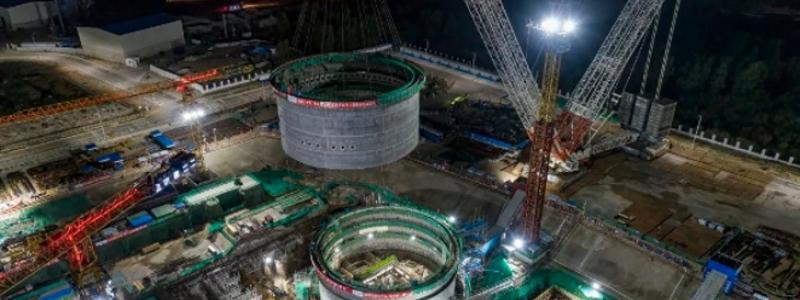 Den övre inneslutningscylindern sänks ned ovanpå den nedre cylindern. Bild: CNNC