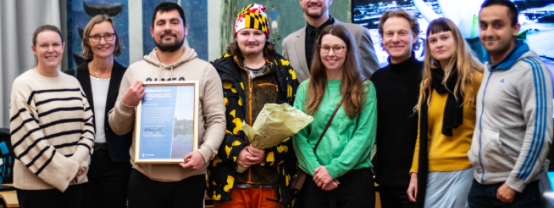 Gruppbild med vinnarna under prisutdelningen av miljöpriset. Fotograf/Källa: Anna Z Ek / Huddinge kommun.