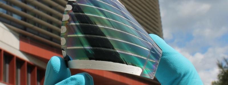 Organiska solceller är en ny teknik som lovar ekonomisk användning och enkel bortskaffning. De ger snabb energiåterbetalning på bara några månader, till skillnad från kiselsolceller som tar över ett år. Denna teknik kommer att forma framtiden genom forskning och nya tillämpningar, som solceller i fasader, fönster och biltillbehör. De kan också böjas, tvättas och anpassas till kläder tack vare plastfilm, vilket gör dem lämpliga för kurviga ytor. Foto:Karlsruhe Institute of Technology-Light Technology Institute (LTI)