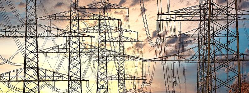 Det tyska elnätet ansågs fortfarande vara ett av de stabilaste i världen: Varje medborgare i Tyskland behövde endast avstå från elektricitet i ungefär 15 till 20 minuter per år, medan människor i Italien, Storbritannien eller Spanien ibland får uthärda över en timme i mörker. Men det tyska elnätet riskerar att bli förfallet. Detta blev särskilt uppenbart för några år sedan: Under kraftiga snöfall helgen den 26 och 27 november 2005, bröts enorma elstolpar i Münsterland och angränsande regioner som tändstickor under tyngden av det fallande snötäcket. Foto: Pixabay, Creative Commons Lic. Kredit: analogicus