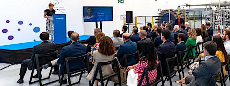 Luis Solla, VD för Nordex Electrolyzers, betonade vid invigningen företagets engagemang i att tillverka effektiva elektrolysatorer, vilket stödjer övergången mot en ren energiekonomi. María Chivite, delstaten Navarras president, framhäver att prototypen inte bara är en industriell milstolpe för Navarra och Spanien utan också alignerar väl med regionens strategiska prioriteringar som omfattar utvecklingen av förnybara energier och vätgas. Foto: Nordex