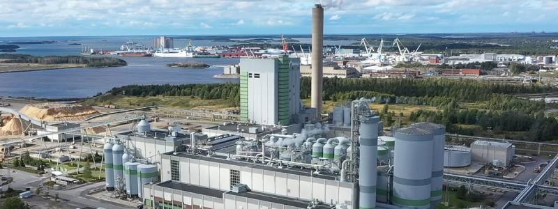 Initiativet att bygga en anläggning för koldioxiduppsamling på Metsä Groups anläggning i Raumo är ett led i företagets ambition att inte bara minska sina egna utsläpp utan också att utveckla nya cirkulära lösningar inom skogsindustrin. Foto: Metsä Group