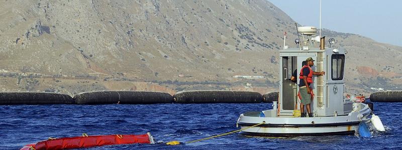 Souda Bay, Kreta, Grekland (23 juli 2008) Ett team för oljeutsläppsrespons vid U.S. Naval Support Activity Souda Bay implementerar ett "Harbour Buster" snabbsystem för inneslutning av olja under en övning för att testa procedurer för att innesluta och återvinna olja vid ett utsläpp. Källa: Wikipedia Common, Bild från den amerikanska flottan av Mr. Paul Farley