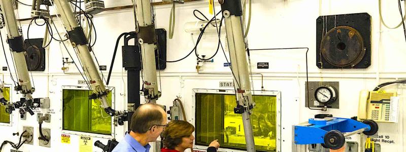 Enligt forskarna banar denna upptäckt väg för snabbare screening av nya batterimaterial vid ORNL, vilket förutspår en framtid där litiumbatterier inte bara är kraftfullare utan även säkrare. Foto:ORLN. Kredit: Carlos Jones
