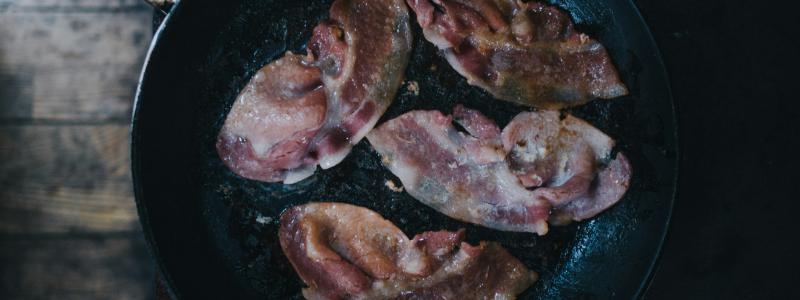 Prover från gårdar nära förorenade områden visar att lokal PFAS-förorening ibland kan ge förhöjda halter i kött och mjölk – i vissa fall över gränsvärdena. Foto: Andrew Ridleyn/Unsplash