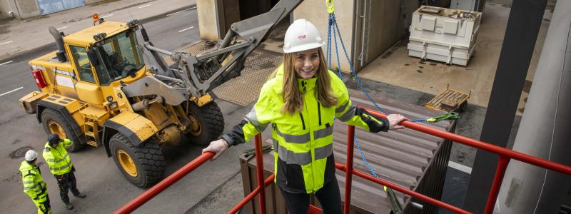 Sofie Rothén, projektledare på Växjö Energi, överser installationen av pilotanläggningen på Sandviksverket i Växjö. Foto: Johan Nordström