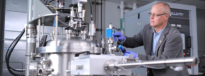Randy Ellingson har alltid varit fascinerad av samspelet mellan ljus och materia. Det intresset inspirerade hans forskarstudier vid Cornell, där han fick experimentera med exotiska lasersystem för att förstå vad som händer med elektroner i halvledarmaterial på mycket små tidsskalor. Foto: University of Toledo