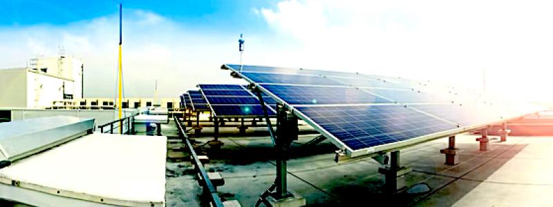 Redan i juni 2023 inleddes byggandet av en solpark vid Rheinmetalls produktionsanläggning i Sydafrika. Här installeras nästan tiotusen solpaneler med en kapacitet att producera över 4,2 megawatt växelström. Källa: Rheinmetall